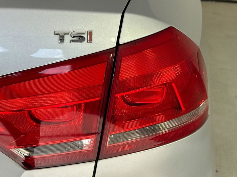 2015 Volkswagen Passat - Image 29