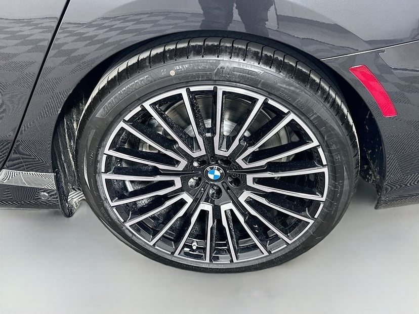 2025 BMW i7 - Image 23