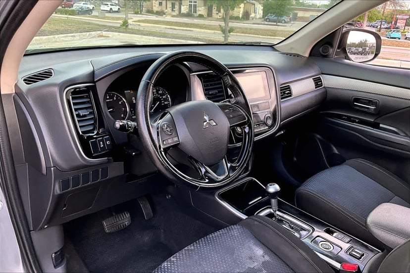 2017 Mitsubishi Outlander - Image 18