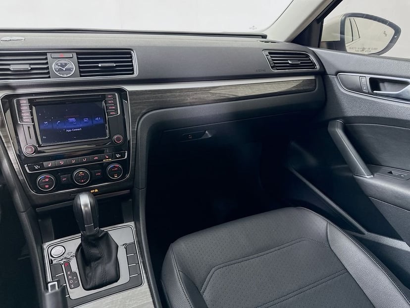 2017 Volkswagen Passat - Image 23