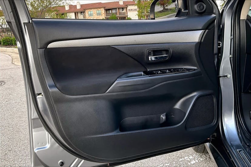 2017 Mitsubishi Outlander - Image 22
