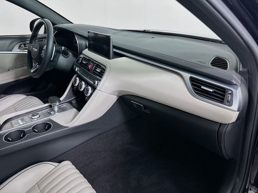 2023 Genesis G70 - Image 30