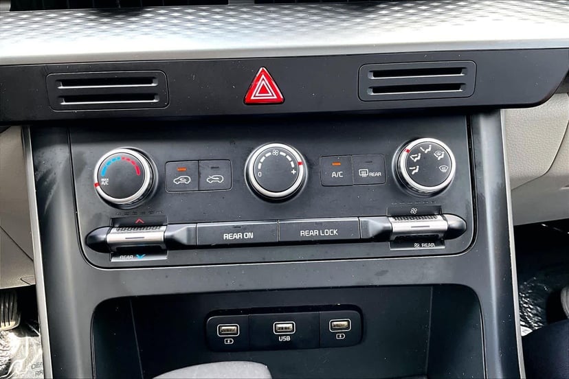 2023 Kia Carnival - Image 32