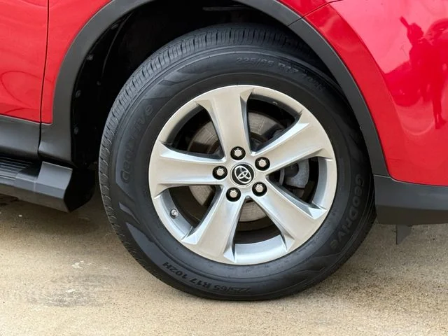 2015 Toyota RAV4 - Image 2