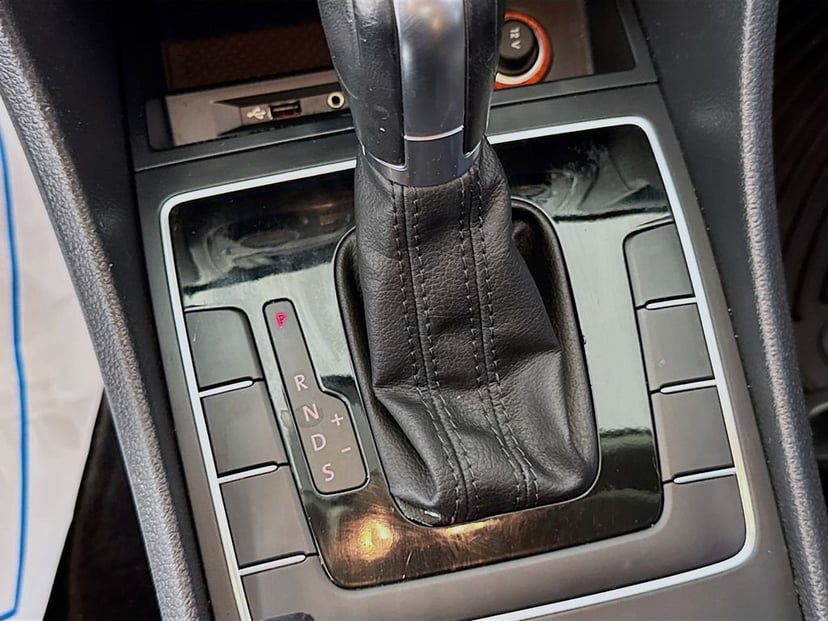 2017 Volkswagen Passat - Image 20