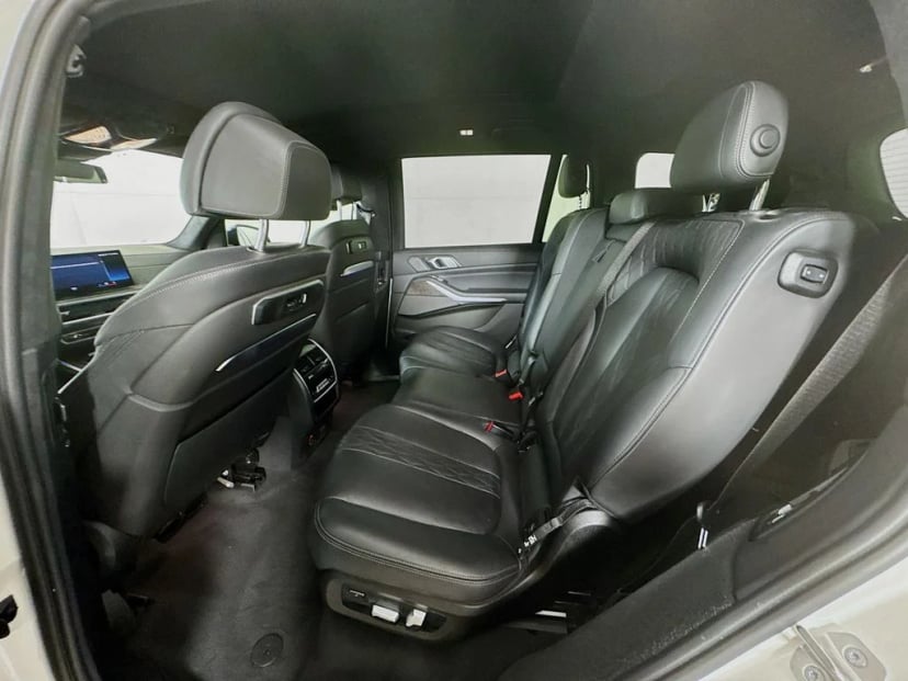 2023 BMW X7 - Image 30