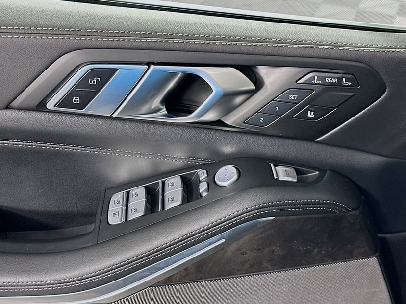 2025 BMW X7 - Image 18