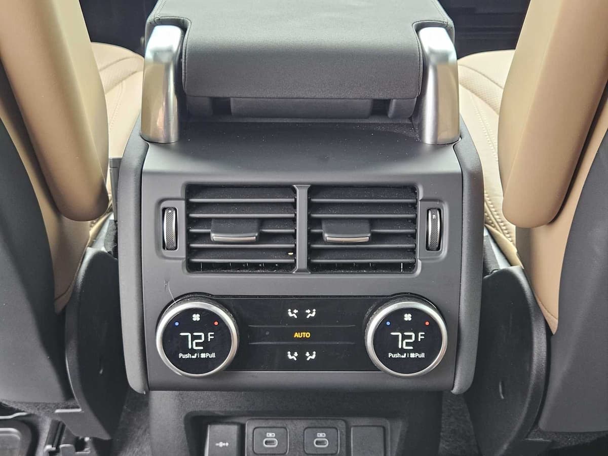 2025 Land Rover Discovery - Image 25