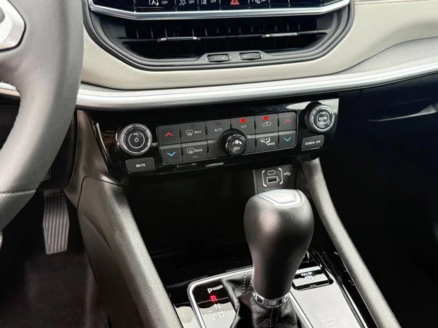 2025 Jeep Compass - Image 19