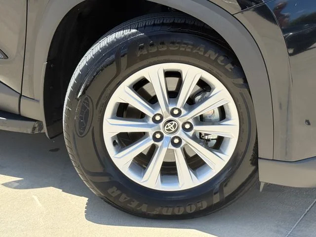 2026 Toyota Grand Highlander - Image 2