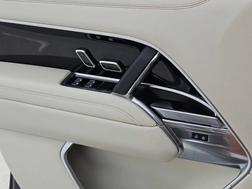 2023 Land Rover Range Rover - Image 21