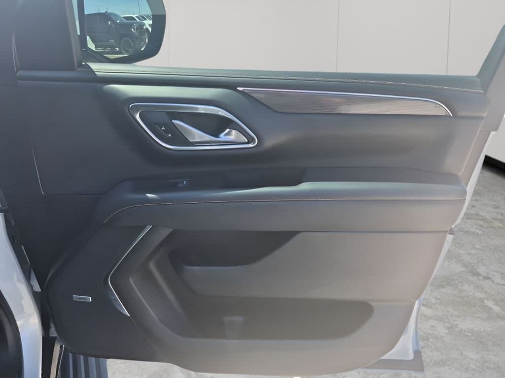 2022 GMC Yukon XL - Image 13