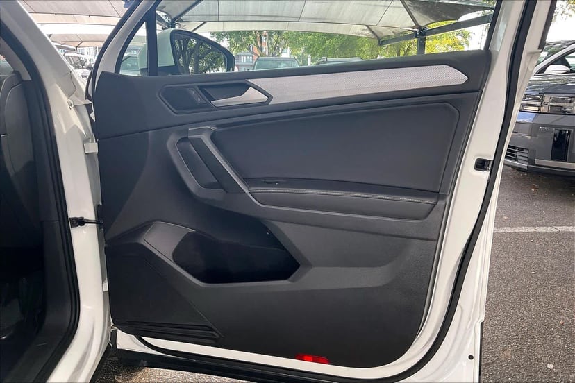 2022 Volkswagen Tiguan - Image 23