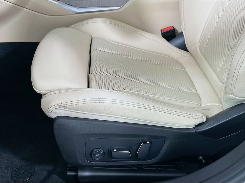 2025 BMW 3 Series - Image 19