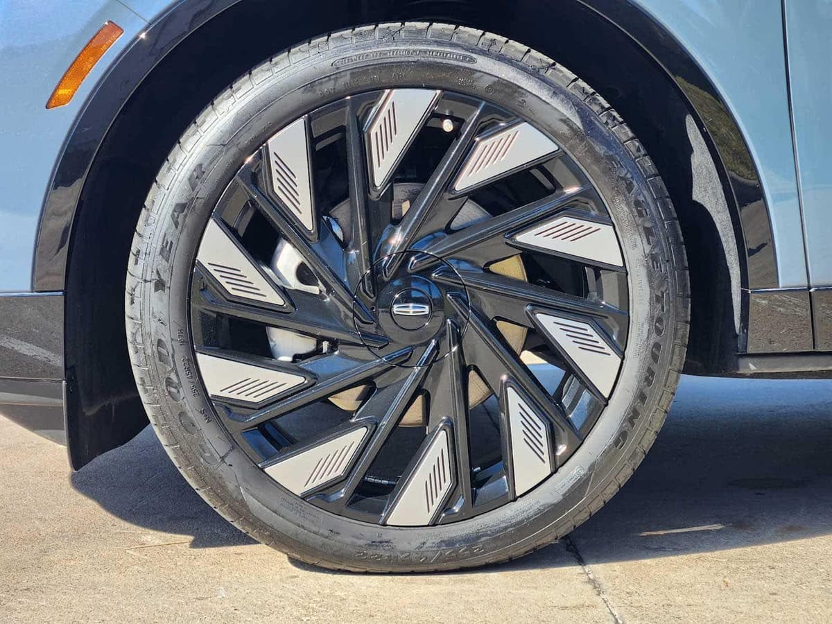 2025 Lincoln Nautilus - Image 9