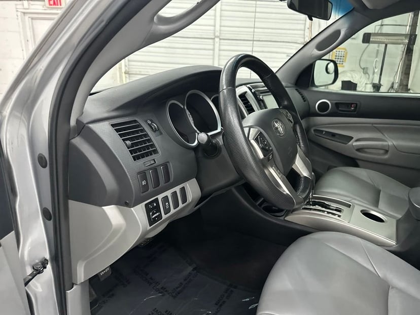 2015 Toyota Tacoma - Image 9
