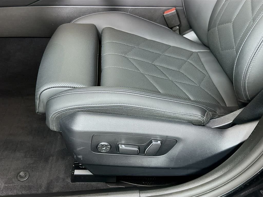 2025 BMW 5 Series - Image 20