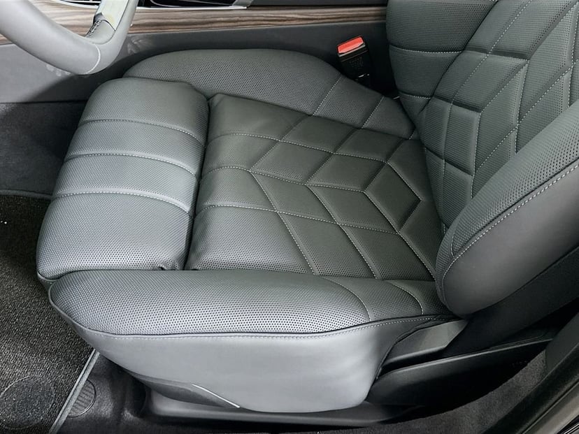 2025 BMW i7 - Image 21