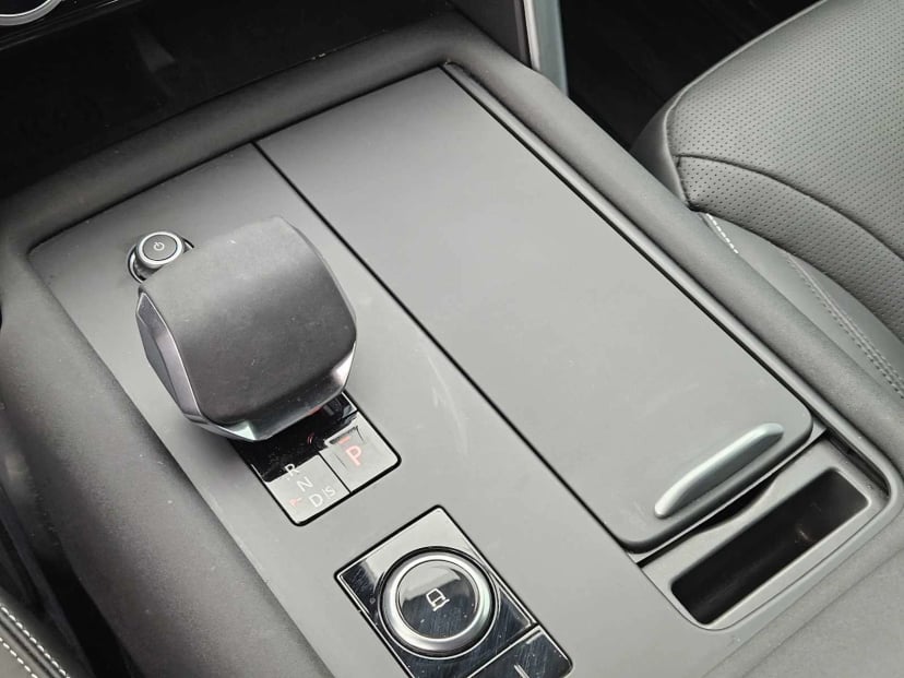 2025 Land Rover Discovery - Image 17