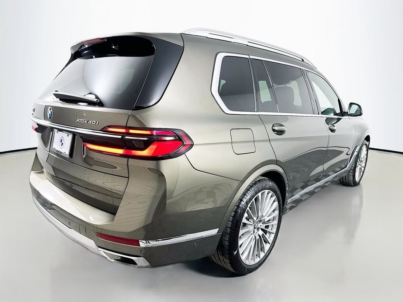 2025 BMW X7 - Image 5