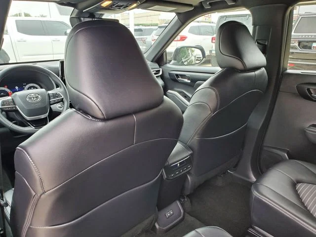 2025 Toyota Highlander - Image 25