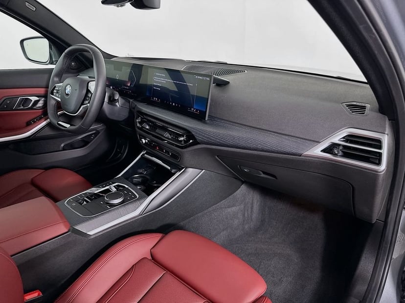2025 BMW 3 Series - Image 30
