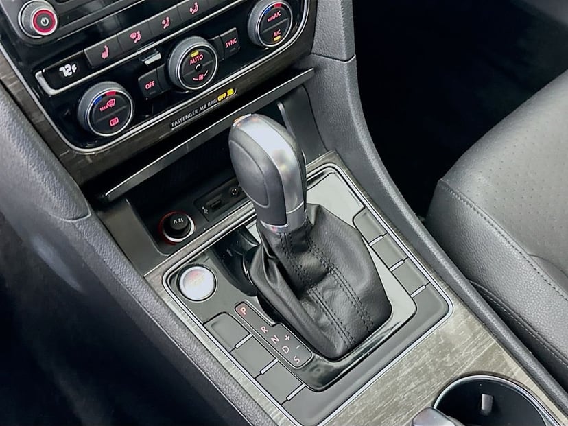 2017 Volkswagen Passat - Image 16
