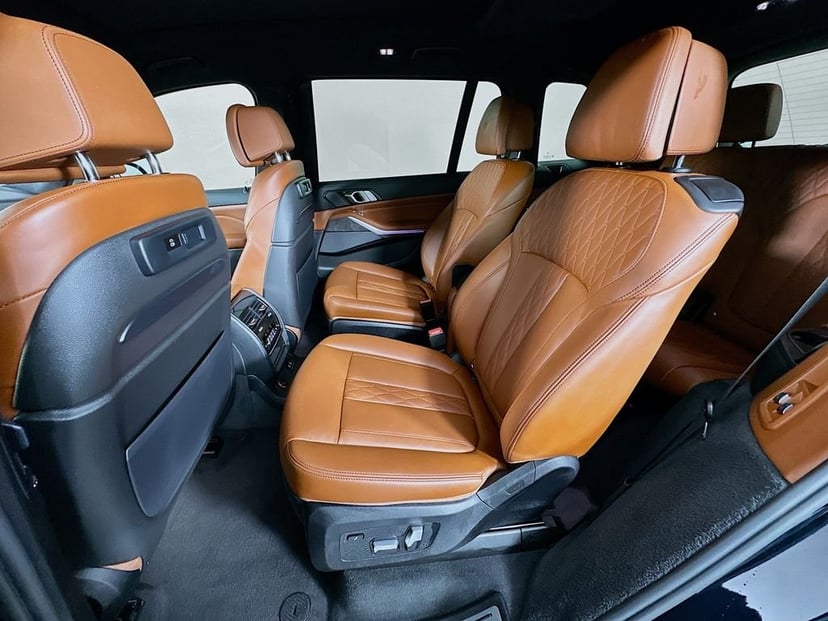2022 BMW X7 - Image 25