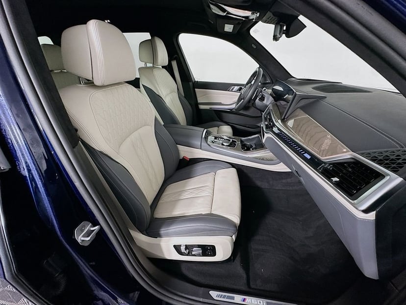 2025 BMW X7 - Image 30