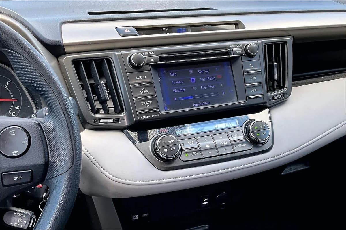 2013 Toyota RAV4 - Image 10