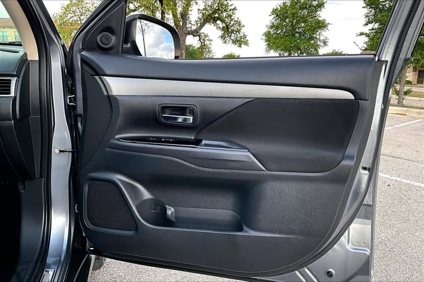 2017 Mitsubishi Outlander - Image 23
