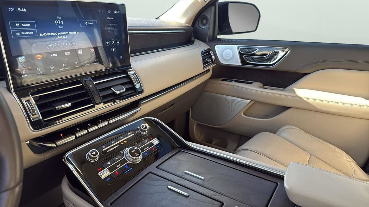 2023 Lincoln Navigator L - Image 20