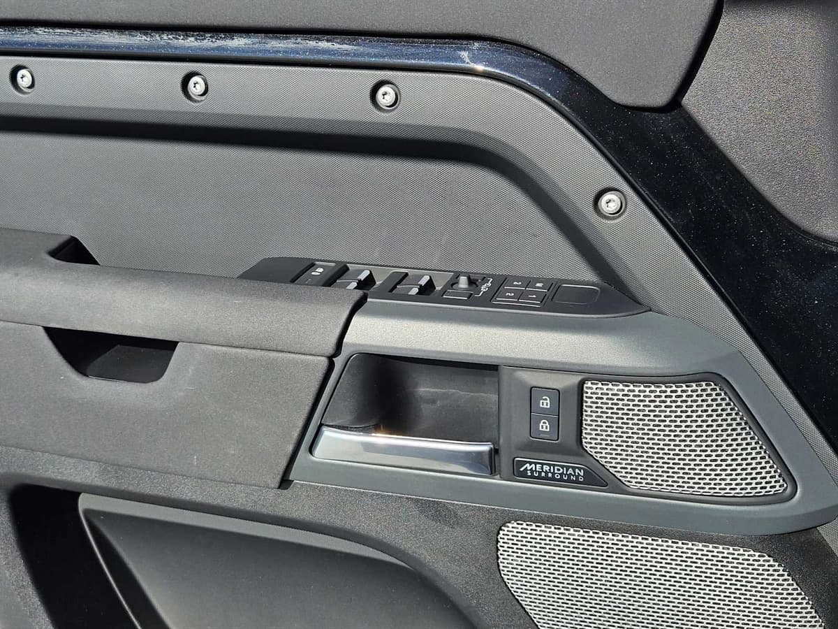 2023 Land Rover Defender - Image 20
