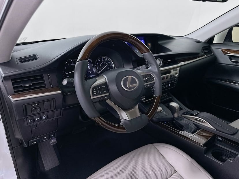 2017 Lexus ES - Image 9