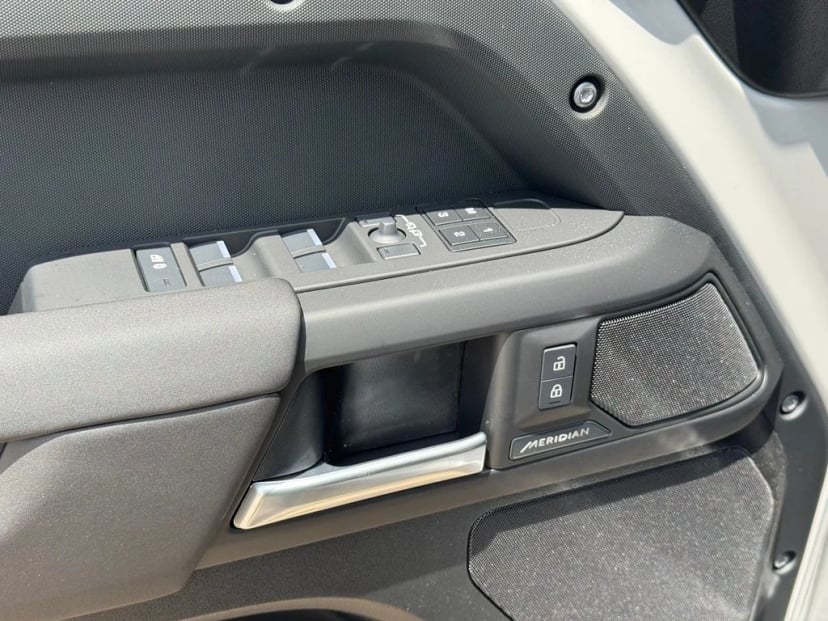 2026 Land Rover Defender 110 - Image 12