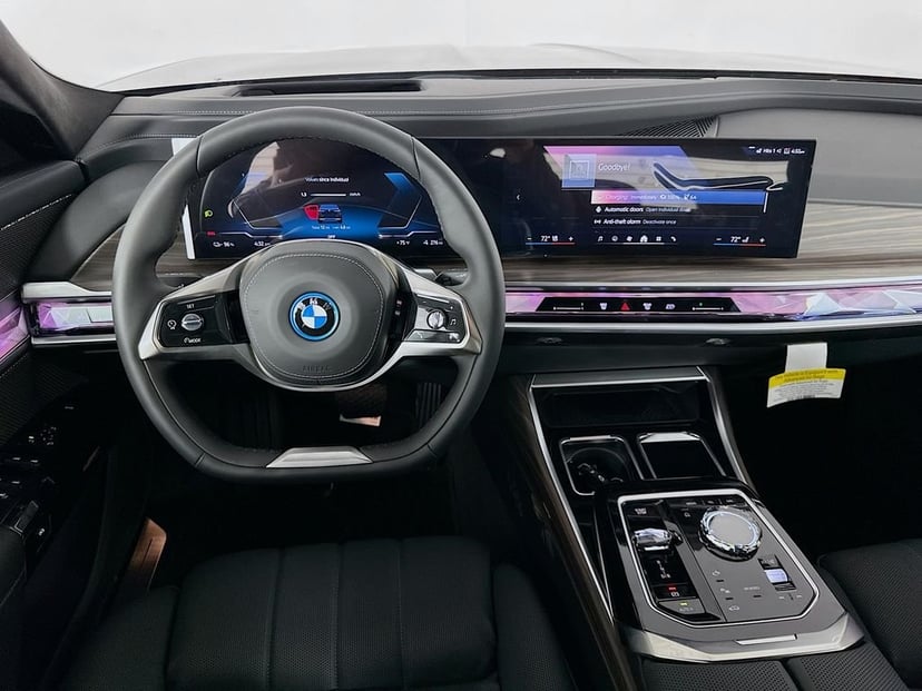 2025 BMW i7 - Image 19