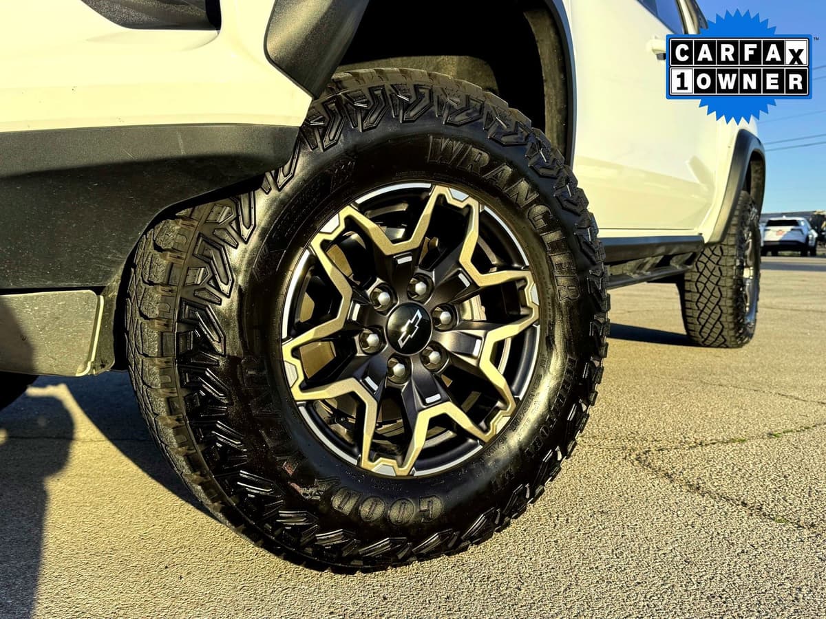 2024 Chevrolet Colorado - Image 2