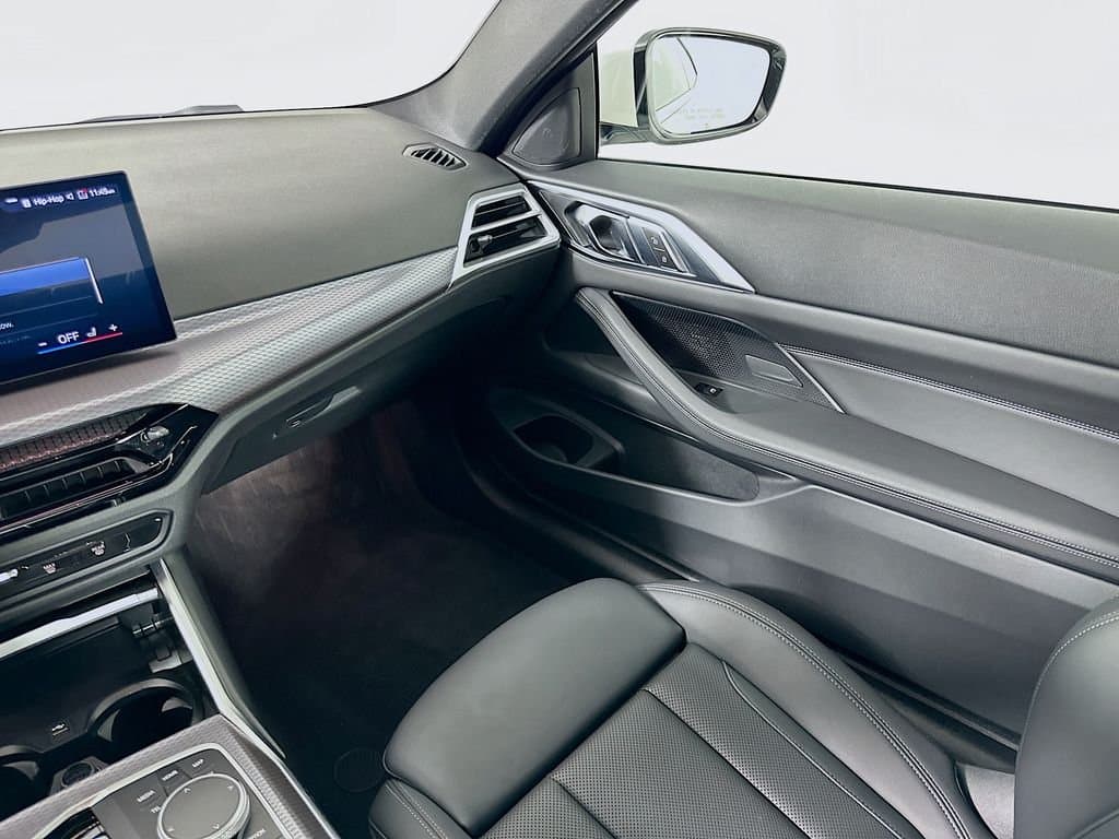 2025 BMW 4 Series - Image 24