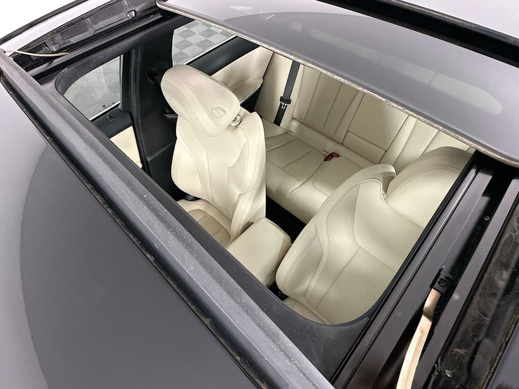 2025 BMW 3 Series - Image 22