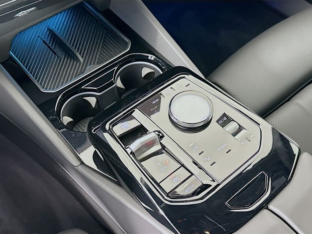 2025 BMW 5 Series - Image 17