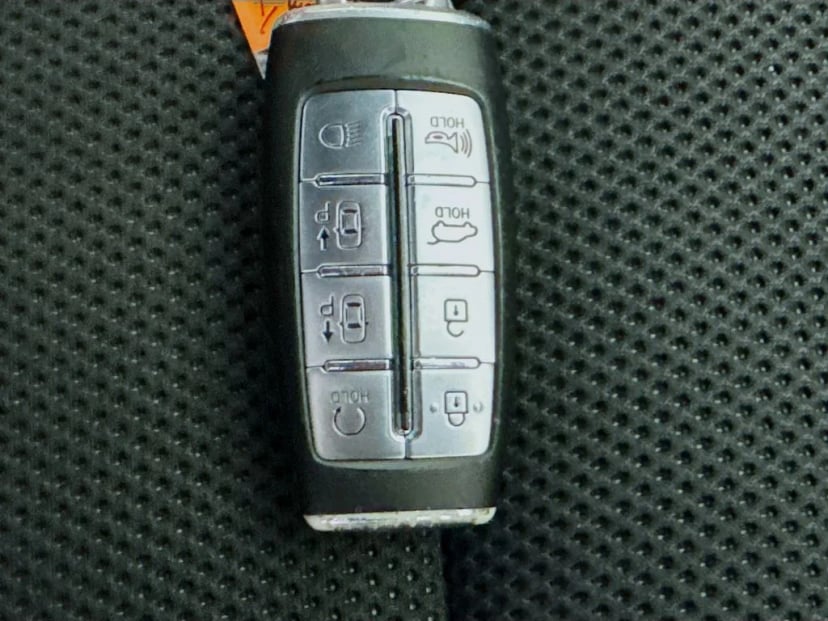 2022 Genesis GV70 - Image 37
