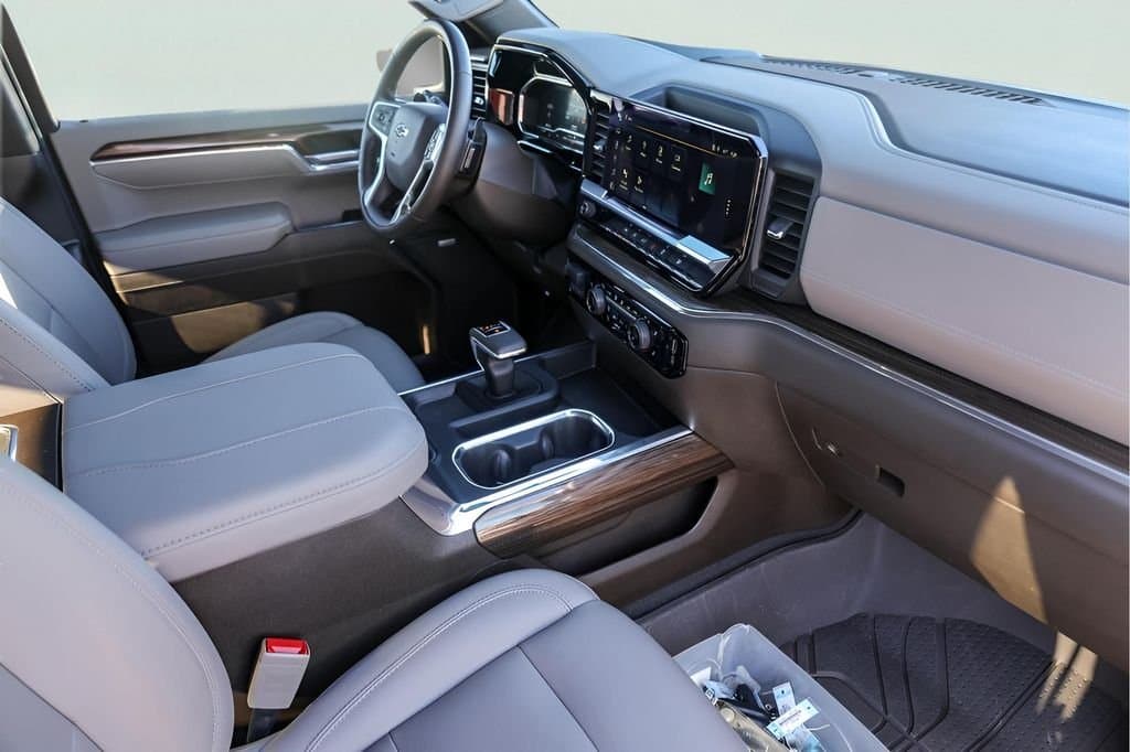 2023 Chevrolet Silverado 1500 - Image 32