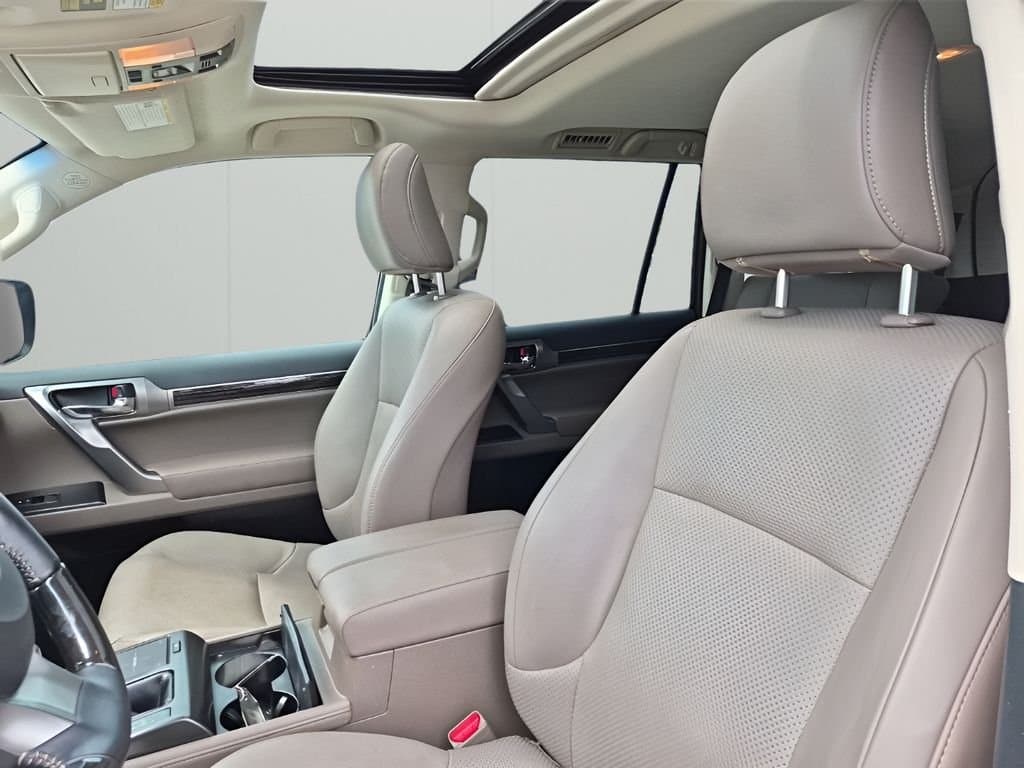 2022 Lexus GX - Image 30