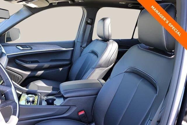 2025 Jeep Grand Cherokee - Image 12