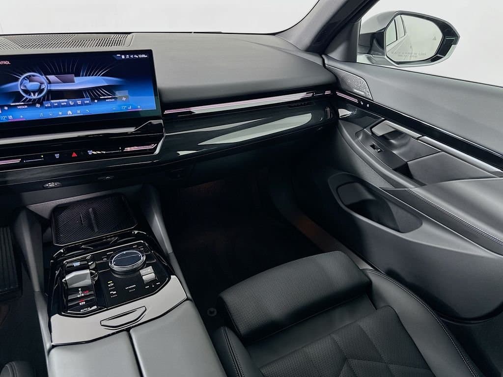 2025 BMW 5 Series - Image 24