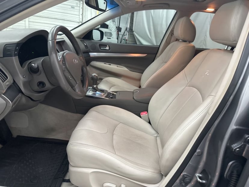 2011 INFINITI G37 - Image 12