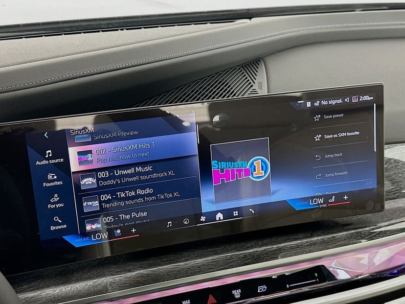 2025 BMW i7 - Image 11