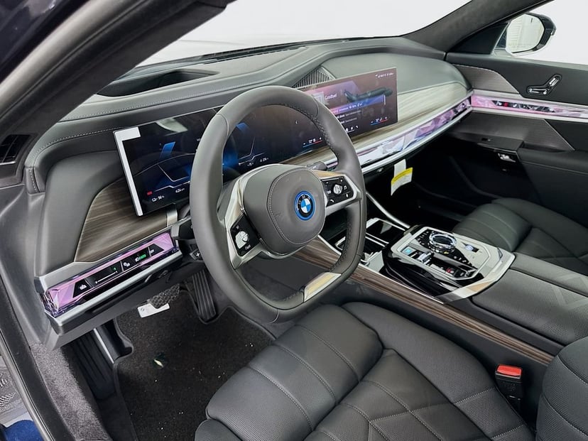2025 BMW i7 - Image 9