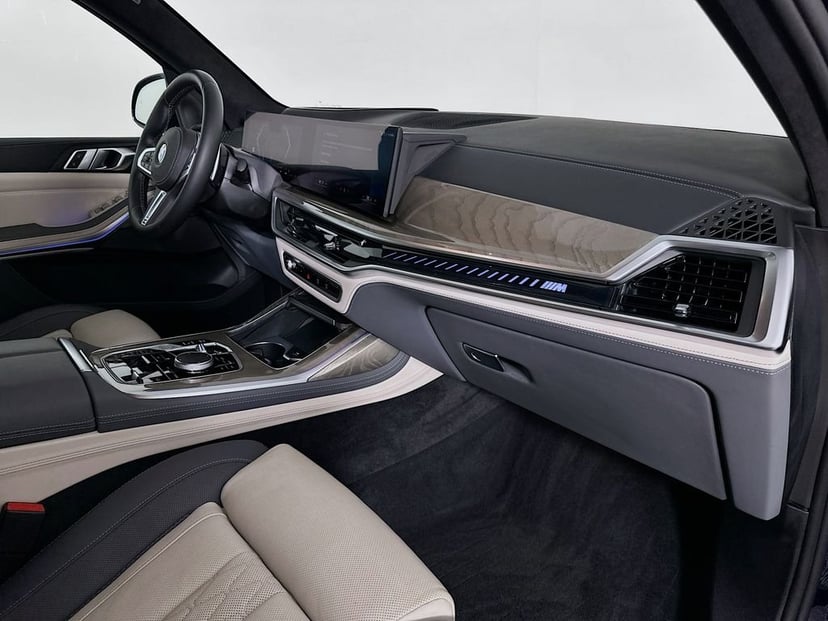 2025 BMW X7 - Image 31