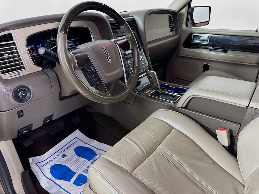 2017 Lincoln Navigator - Image 10